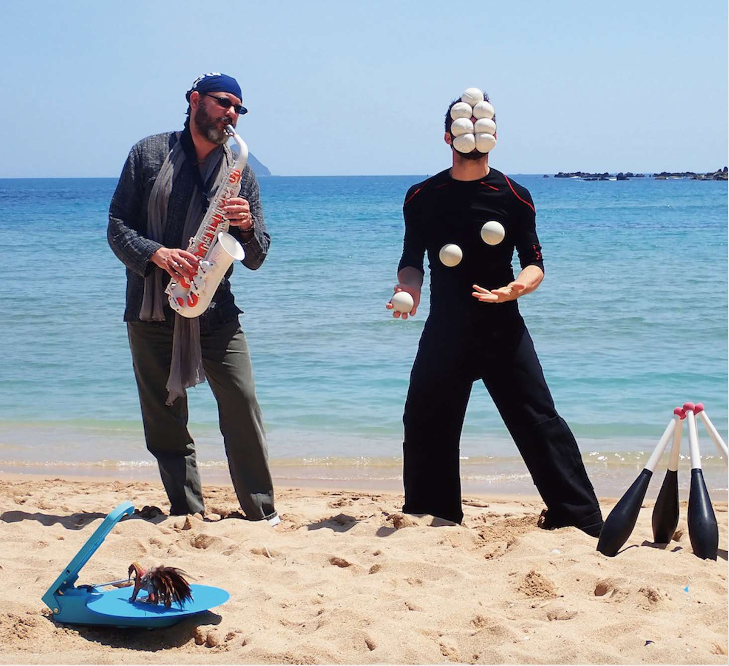 Arnaud Lechat au saxophone et Valentin Lechat au jonglage lors du spectacle Faces Ocean